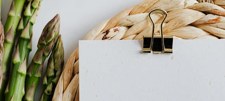 plank paper ready for you to write what to do with your food when moving