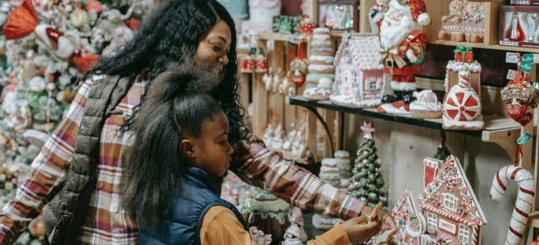 Mother and daughter buy New Year's gifts