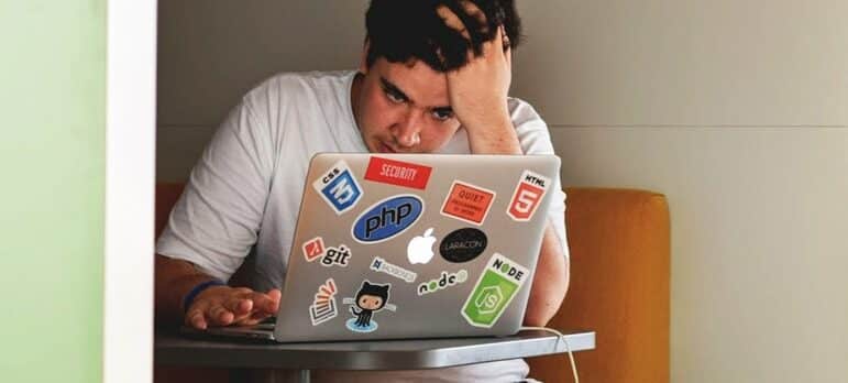 Person looking at last-minute moving checklist on his laptop