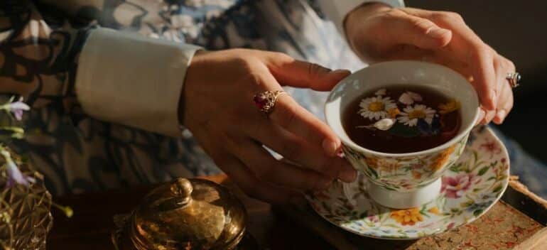 person hold stainless steal round tray