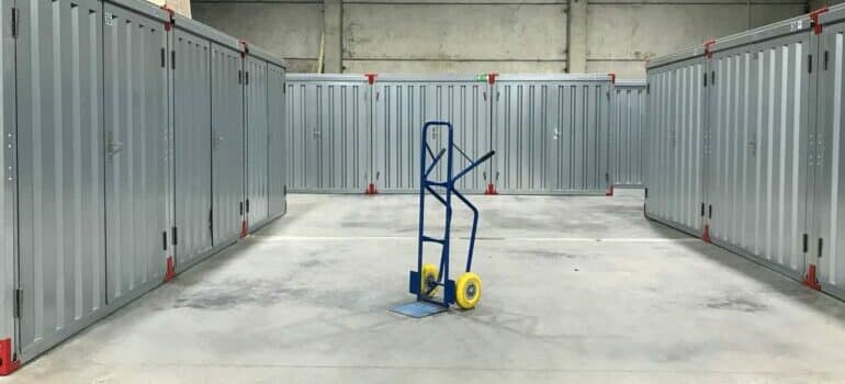 an empty hand truck