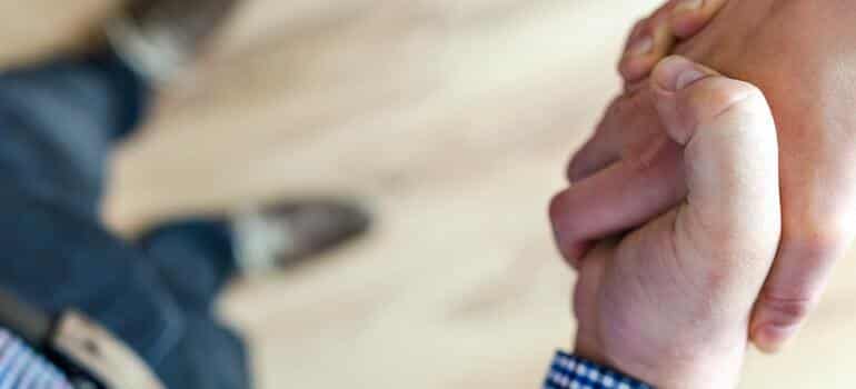 Peopel shaking hands