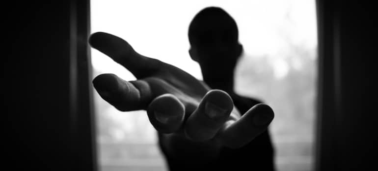 Person offering help and packing tricks for moving in a hurry