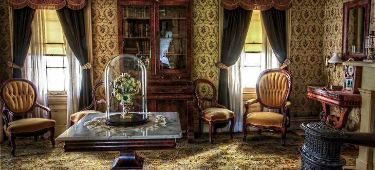 A room full of antique furniture items;