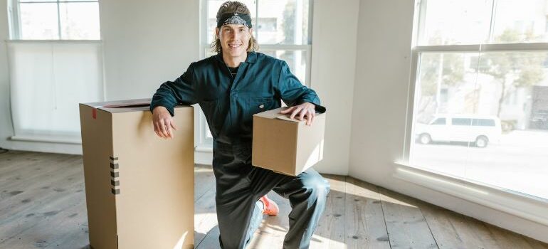 mover holding carboard boxes