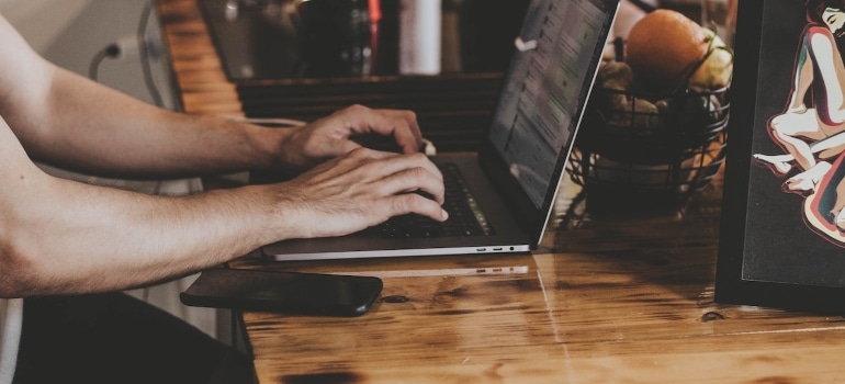 A person looking online for the tips about moving in Austin around holidays