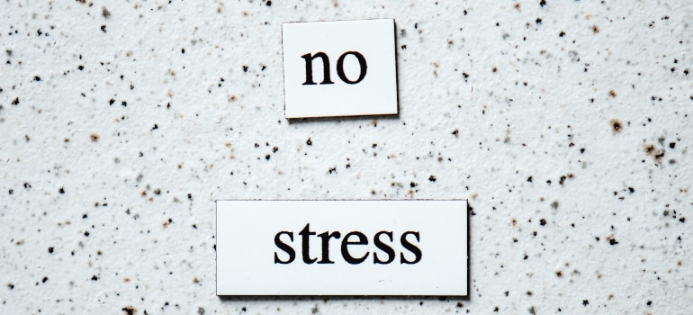 Sign that says no stress as there is storage unit that helps during a divorce 