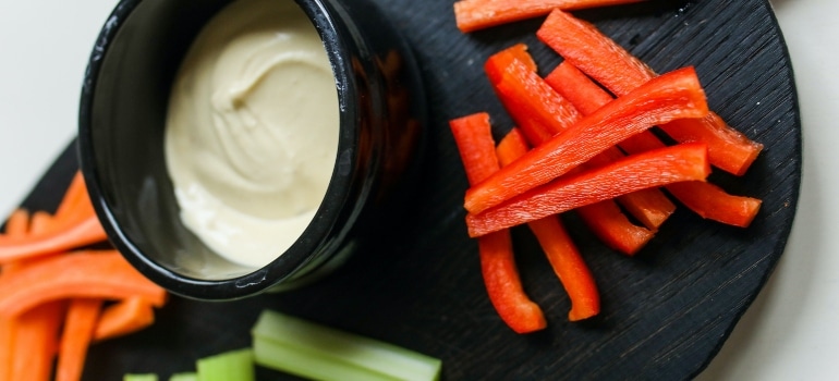 Hummus and vegetables